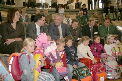 Ehreng�ste mit Kindern � ein richtig buntes Bild in allen Farbt�nen, das macht schon mehr her und hebt die Stimmung, wie man sieht: Kinder sind halt �Muntermacher��, Walter Schwab