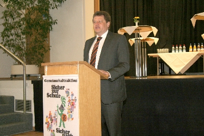 Der Zweite B�rgermeister der Gemeinde Unterf�hring, Herr Thomas Weing�rtner, begr��t die G�ste und die zahlreich erschienenen Presseleute�, Walter Schwab