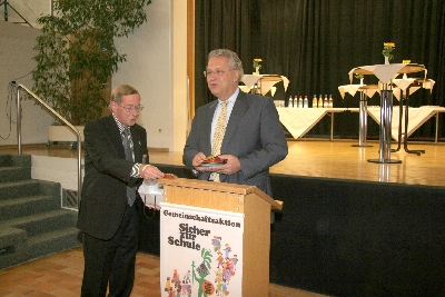 Hier �bergibt der Gesch�ftsf�hrer die von der Gemeinschaftsaktion gestifteten B�chergutscheine und die Gummib�rchen f�r die Kinder�, Walter Schwab