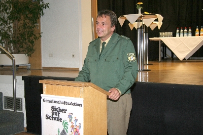 Der neue Leiter der Polizeiinspektion Ismaning, EPHK Herbert Kreuzer, erkl�rt, wie es auf der Stra�e weitergeht�, Walter Schwab