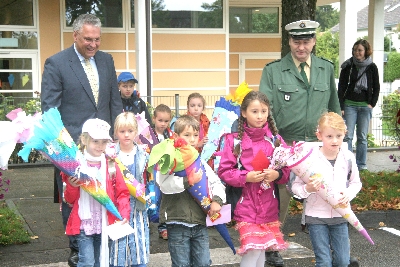 Minister und der die praktischen �bungen betreuende Kontaktbeamte, POK Josef Voit