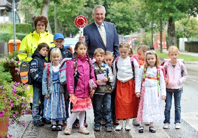 Auf dem Weg: Die Mutter der Schulweghelfer in Unterf�hring, Frau Johanna Schweikl, ganz in Gelb