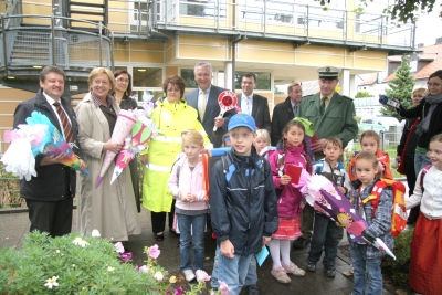 VIPs halten die Schult�ten der Kinder � die w�rden bei den �bungen nur st�ren