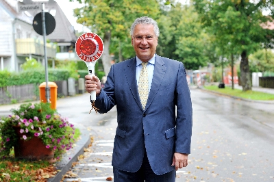 Staatsminister Joachim Herrmann erinnert mit der Winkerkelle �Halt Kinder� die Autofahrer daran, dass sie besonders vorsichtig fahren und auf die Kinder achten