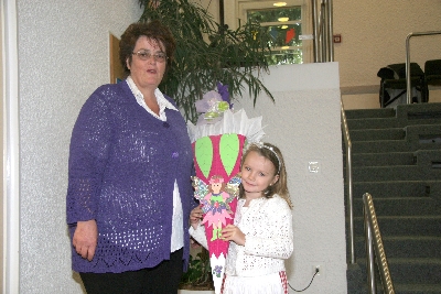 Frau Schweikl mit ihrer Enkelin