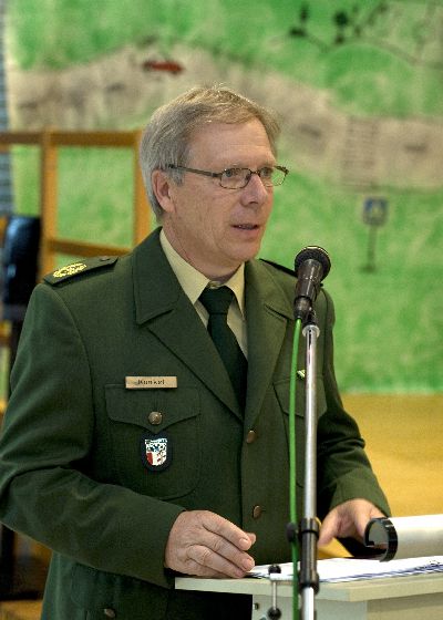 Nach einem Liedvortrag setzt Polizeivizepr�sident Reinhard Kunkel vom Polizeipr�sidium Schwaben S�d/West die Reihe fort ...
