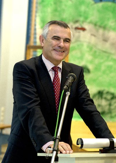 ... und der Pr�sident der Landesverkehrswacht Bayern, Horst Schneider, beendet die Gru�wortphase mit einem zufriedenem L�cheln: Alle Redner fassten sich � den Kindern zuliebe � kurz und kamen schnell auf den Punkt ihres Anliegens