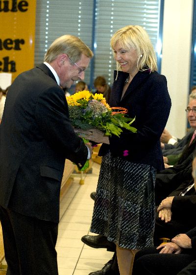 ...und der Gesch�ftsf�hrer tut dies mit Blumen, hier bei der Frau Ministerin