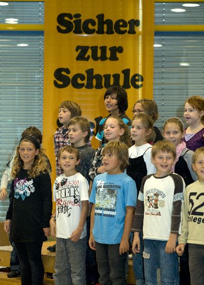 Es ist soweit: Die Chorkinder begr��en die ABC-Sch�tzen mit einem passenden Lied ...