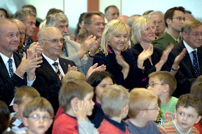 ... und die Ehreng�ste freuen sich sichtlich, dass sie endlich da sind