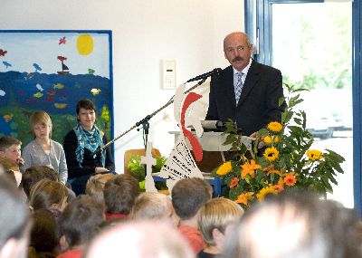 Hier begr��t der Schulleiter seine ABC-Sch�tzen offiziell und besonders herzlich
