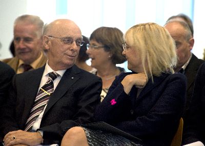 Nachdem die Bayerische Staatsministerin der Justiz und f�r Verbraucherschutz, Frau Dr. Beate Merk, p�nktlich und mit bester Laune eingetroffen war ...