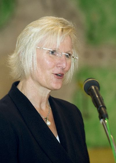 ... begr��t Frau Schulr�tin Elisabeth Holand vom Schulamt Neu-Ulm die G�ste sehr gekonnt, charmant und �berhaupt nicht langweilig