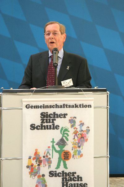 Der Gesch�ftsf�hrer der Gemeinschaftsaktion , Walter Schwab, er�ffnet die Pressekonferenz im Odeon des Innenministeriums ...