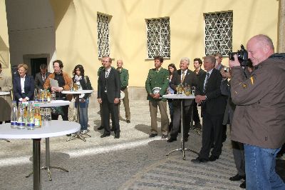 ... und freut sich �ber die hochkar�tigen G�ste und die erschienenen Presseleute