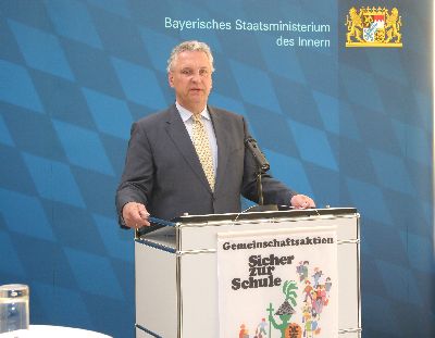 Der Bayerische Staatsminister des Innern, Joachim Herrmann, bei seinem Statement mit wichtigen Appellen zur R�cksichtnahme auf die Schw�chsten im Stra�enverkehr, und das sind unsere Kinder