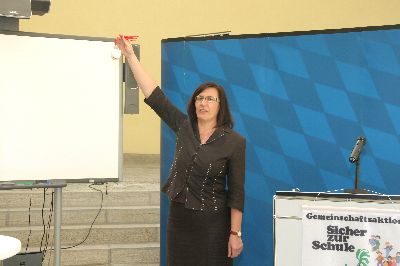 Hier zeigt Frau Ludwig, dass das mit Styropor gesch�tzte Ei den freien Fall unbeschadet �bersteht ...