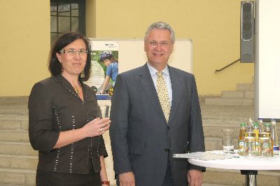 ... freut sie sich, zusammen mit dem Minister, �ber die gelungene Pr�sentation