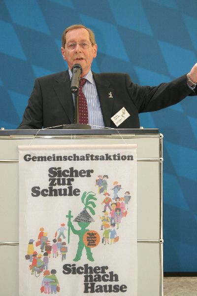 Der Gesch�ftsf�hrer der GA zeigt den Weg zum Wittelsbacherplatz, wo die praktischen �bungen aus dem Programm der Jugendverkehrsschule vorgef�hrt werden