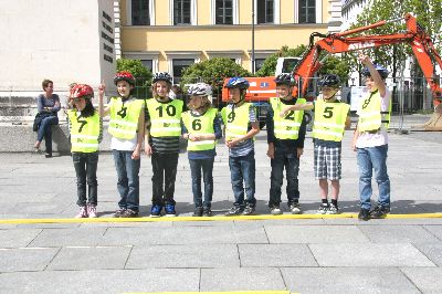 Die Kinder der Klasse 4c der Grundschule Unterf�hring warten geduldig auf die G�ste und die Presseleute ...