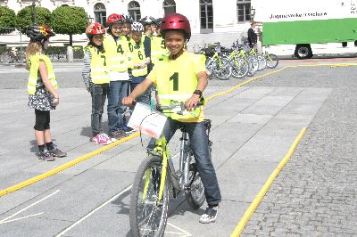 Mutig, mutig, der erste Sch�ler am Start des anspruchsvollen Fahrradparcours