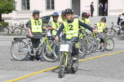 Das Linksabbiegen geh�rt zu den schwierigsten �bungen, aber der Maxi Keller meistert das souver�n