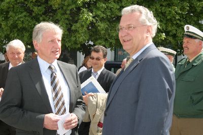 Der Erste B�rgermeister von Unterf�hring lie� es sich nicht nehmen, seine Klasse 4c ins Ministerium zu begleiten und dar�ber freut sich der Minister