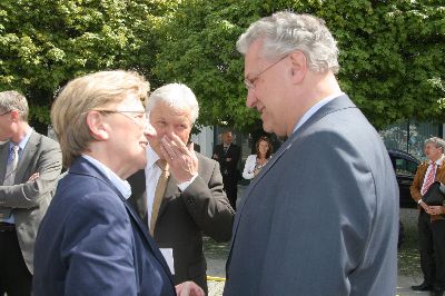 Frau Ministerialr�tin Maria Els erkundigt sich beim Minister, ob er mit der Pressekonferenz zufrieden ist, und der sagt ja