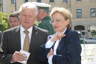 Frau Ministerialr�tin Els erkl�rt Herrn Behlert vom ADAC die folgende Vorf�hrung mit dem sog. �Toten Winkel�