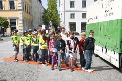 Die gesamte Klasse steht auf der roten Plane und die Sch�lerin im Fahrzeug kann keinen einzigen ihrer Mitsch�ler sehen, weil die ganze Klasse im �Toten Winkel� steht