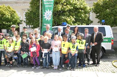 Gruppenbild mit allen Kindern, den G�sten und der t�chtigen Lehrerin der Klasse 4c, Stephanie Schwab (links neben dem Minister)