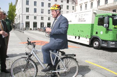 Der Minister startet, nat�rlich mit Helm