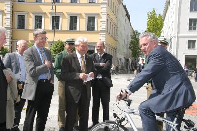 Ohne Helm nur im Stehen: Der Minister erl�utet den G�sten seinen Standpunkt zur Helmpflicht und setzt auf Freiwilligkeit statt Zwang
