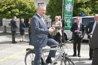 Ende gut, alles gut: Der Minister zeigt es mit den erhobenen Daumen � wieder ein gelungener Beitrag zur Verbesserung der Verkehrssicherheit der Schulkinder.