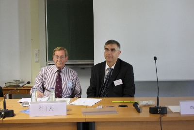 Herr Schr�der mit dem Gesch�ftsf�hrer der Gemeinschaftsaktion 'Sicher zur Schule � Sicher nach Hause', Walter Schwab