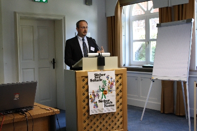 Herr Mix bei seinem Referat: Kompetent, professionell und kurzweilig � Danke f�r die komprimierte Information