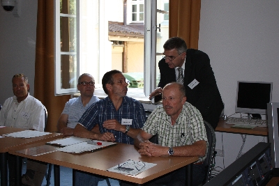 Herr Schr�der gibt Tipps f�r die L�sung der Auftr�ge bei der Gruppenarbeit