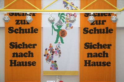 Drei Fahnen pr�sentieren das Anliegen der Gemeinschaftsaktion (GA)