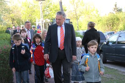 Die Bussch�ler stellen sich ordentlich hinter dem Minister auf