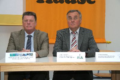 Der 1. B�rgermeister von Hallbergmoos, Klaus Stallmeister, (links) mit seinem Schulleiter