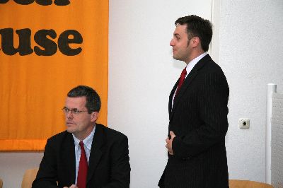 Alfred Hadersdorfer (stehend), Juniorchef der Firma Hadersdorfer - Reisen, erl�utert die Probleme, die im Schulbusverkehr auftreten k�nnen, und Rainer Salz (links), Landesgesch�ftsf�hrer der Landesverkehrswacht Bayern, der aufmerksam zuh�rt