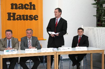 Rainer Salz, Landesgesch�ftsf�hrer der Landesverkehrswacht Bayern, bei seinem souver�n vorgetragenen Statement �ber die Hilfestellungen der Landesverkehrswacht zur Verbesserung der Schulbussicherheit