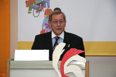 Gesch�ftsf�hrer Walter Schwab, GA, bedankt sich f�r die interessanten Beitr�ge und k�ndet die �Praktischen �bungen zur Verbesserung der Schulbussicherheit� auf dem Verkehrs�bungsplatz der Schule an