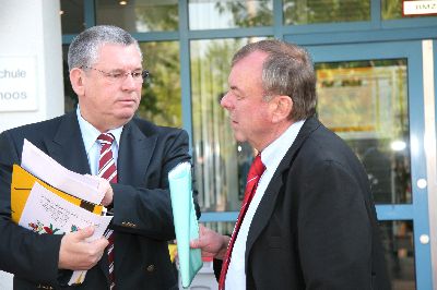 Horst Schilling, Gesch�ftsf�hrendes Pr�sidialmitglied des Landesverbandes Bayerischer Omnibusunternehmen LBO (links) im �kl�renden� Gespr�ch mit dem Pressesprecher des ADAC � S�d, Klaus Reindl