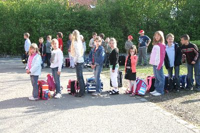 Musterg�ltig, wie die Buskinder sich anstellen: In einer reihe hintereinander und die Schultasche am Boden