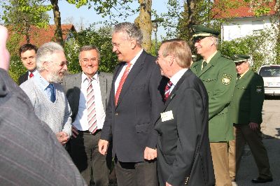 Der Busfahrer �Edi� erl�utert dem Minister und den G�sten die �bungen zur Verbesserung der Schulbussicherheit