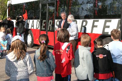 Da staunt er Minister, wie geschickt und p�dagogisch versiert der Busfahrer �Edi� mit den Buskindern �bt