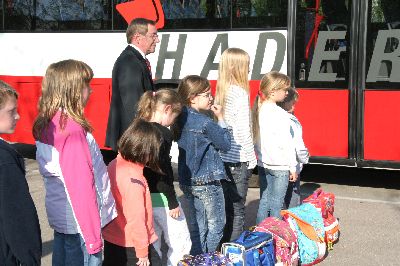 Auch der Gesch�ftsf�hrer Schwab �berzeugt sich von der Richtigkeit der �bungen