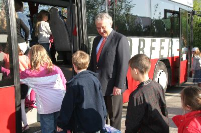 Zufrieden ob der gegl�ckten �bungen entl�sst der Minister die Kinder und verabschiedet sich von der Pressekonferenz der Gemeinschaftsaktion ...