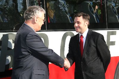 ... nicht ohne vorher sich auch beim Juniorchef Alfred Hadersdorfer der Firma Hadersdorfer - Reisen f�r sein gro�es Engagement bei der Verbesserung der Schulbussicherheit zu bedanken.
